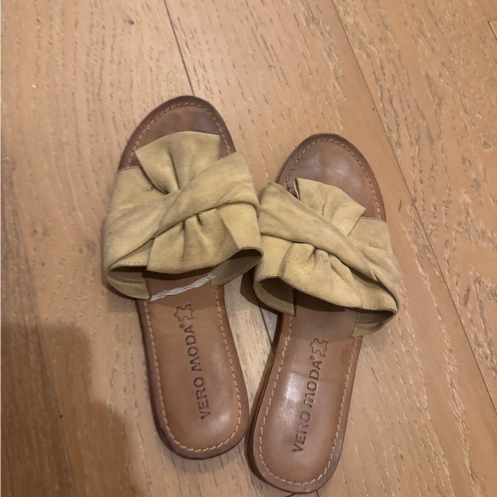 Vero Moda Tan Sandals with Bow Detail